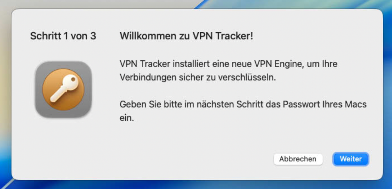 Ein Installationsbildschirm auf macOS 26 Tahoe für die VPN Tracker 365 App, der als „Schritt 1 von 3“ betitelt ist und mit „Willkommen zu VPN Tracker!“ überschrieben ist. Der Text erklärt, dass „VPN Tracker installiert eine neue VPN Engine, um Ihre Verbindungen sicher zu verschlüsseln.“ Außerdem wird der Benutzer angewiesen: „Geben Sie bitte im nächsten Schritt das Passwort Ihres Macs ein.“ Links ist ein Symbol mit einem Schlüssel auf einem orangefarbenen Kreis zu sehen, das die Funktion als VPN auf macOS Tahoe hervorhebt. Die Schaltflächen „Abbrechen“ und „Weiter“ sind unten rechts.